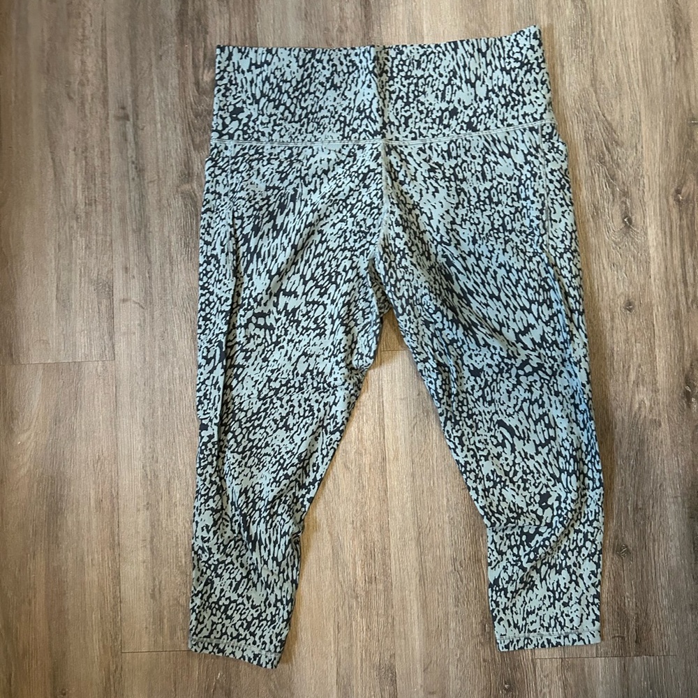 Athleta Salutation Stash Pocket II Printed 7/8 Tight